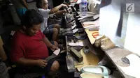 Suasana saat perajin memproduksi sepatu di sebuah rumah industri di Jakarta, Selasa (6/3). OJK dan Menko Perekonomian memfokuskan kredit usaha rakyat (KUR) bagi UKM dengan sistem klaster. (Liputan6.com/Angga Yuniar)