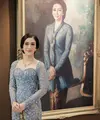 Dalam balutan kebaya bernuansa biru muda, aksi payet yang tersematkan di seluruh permukaan kebaya berhasil membuat gaya kian glamor. [Foto: Instagram/ Kusumaputeri]