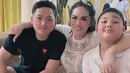 Unggahan adik kandung penyanyi Yuni Shara itu langsung menuai banyak komentar. Tidak sedikit warganet ikut baper membacanya. Tidak sedikit yang mengaku mewek membacanya. Banyak netizen teringat masa kecil Azriel yang tinggal dengan ayahnya setelah cerai dengan Krisdayanti. [Instagram/krisdayantilemos]