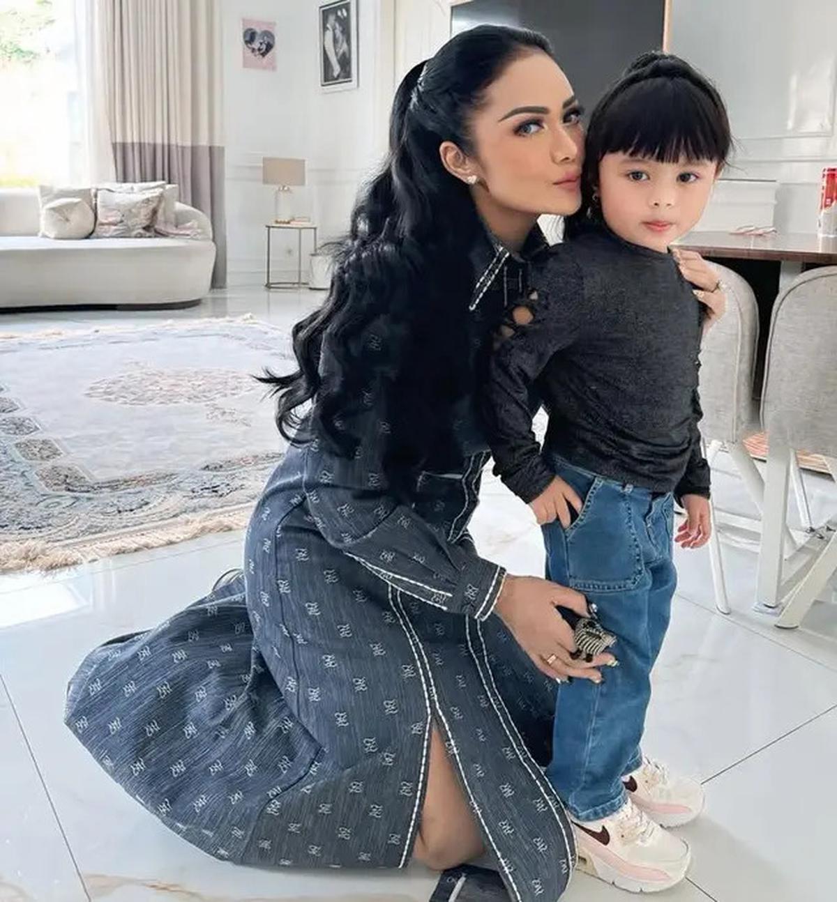 6 Potret Gaya Dua Anak Aurel Hermansyah saat Dimomong Krisdayanti Keliling Jakarta, Ameena Kenakan Dress Rp10 jutaan saat Naik MRT