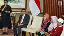 Menteri Luar Negeri Retno Marsudi dan Menteri Hukum dan HAM Yasonna Laoly memberi keterangan pers ketika serah terima Siti Aisyah kepada keluarga di Kementerian Luar Negeri, Jakarta, Senin (11/3). (Liputan6.com/Johan Tallo)