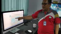 Kepala BMKG Stasiun Geofisika Palu, Cahyo Nugroho, menunjukkan peta sebaran sesar di Sulawesi Tengah, Jumat (16/10/2020). (Foto: Aldrim Thalara).
