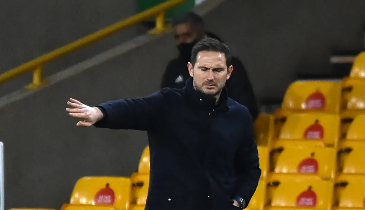 Pelatih Chelseea, Franck Lampard menginstruksikan pemainnya saat bertanding melawan Wolverhampton Wanderers pada pertandingan lanjutan Liga Inggris di Stadion Molineux di Wolverhampton, Inggris, Rabu (16/12/2020). Kekalahan ini membuat Chelsea berada di urutan ke 5 Klasemen. (Rui Vieira/POOL/AFP)