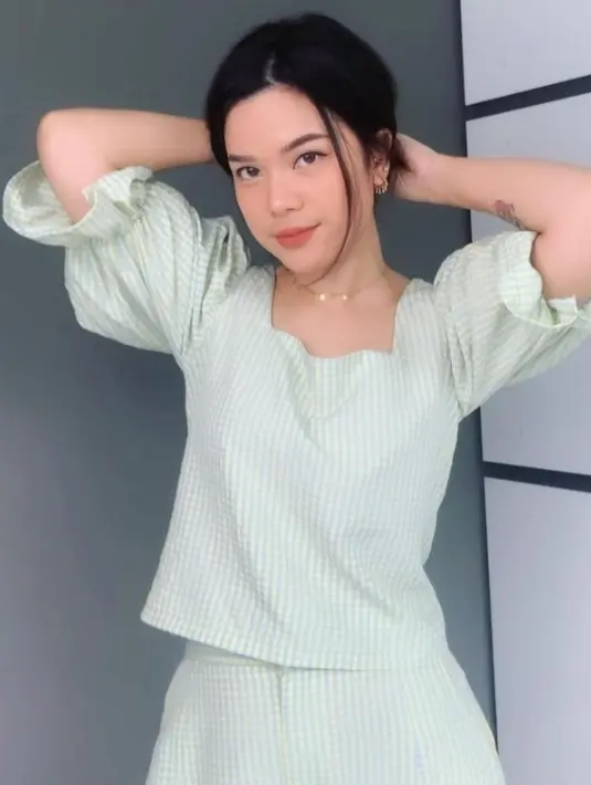 Meskipun sudah tidak muncul di layar kaca televisi, Sinta masih membagikan potret kesehariannya di media sosial. [instagram/sisisinta]