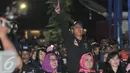 Relawan pasangan Cagub DKI Agus-Sylvi berteriak saat menyaksikan siaran debat Cagub DKI 2017 di Wisma Proklamasi, Jakarta, Jumat (27/1). Tim Pemenangan AHY-Sylvi menggelar nonton bareng debat Cagub DKI 2017. (Liputan6.com/Yoppy Renato)