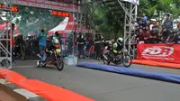 Para peserta balap drag race di Tangerang saat melaju motor di lintasan (istimewa)