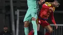 Bek timnas Portugal, Pepe berebut bola dengan pemain Andorra,  Marcio Vieira pada Kualifikasi Piala Dunia 2018 zona Eropa di Stadion Nasional Andorra, Minggu (8/10). Portugal menang 2-0 lewat gol Cristiano Ronaldo dan Andre Silva. (PASCAL PAVANI/AFP)