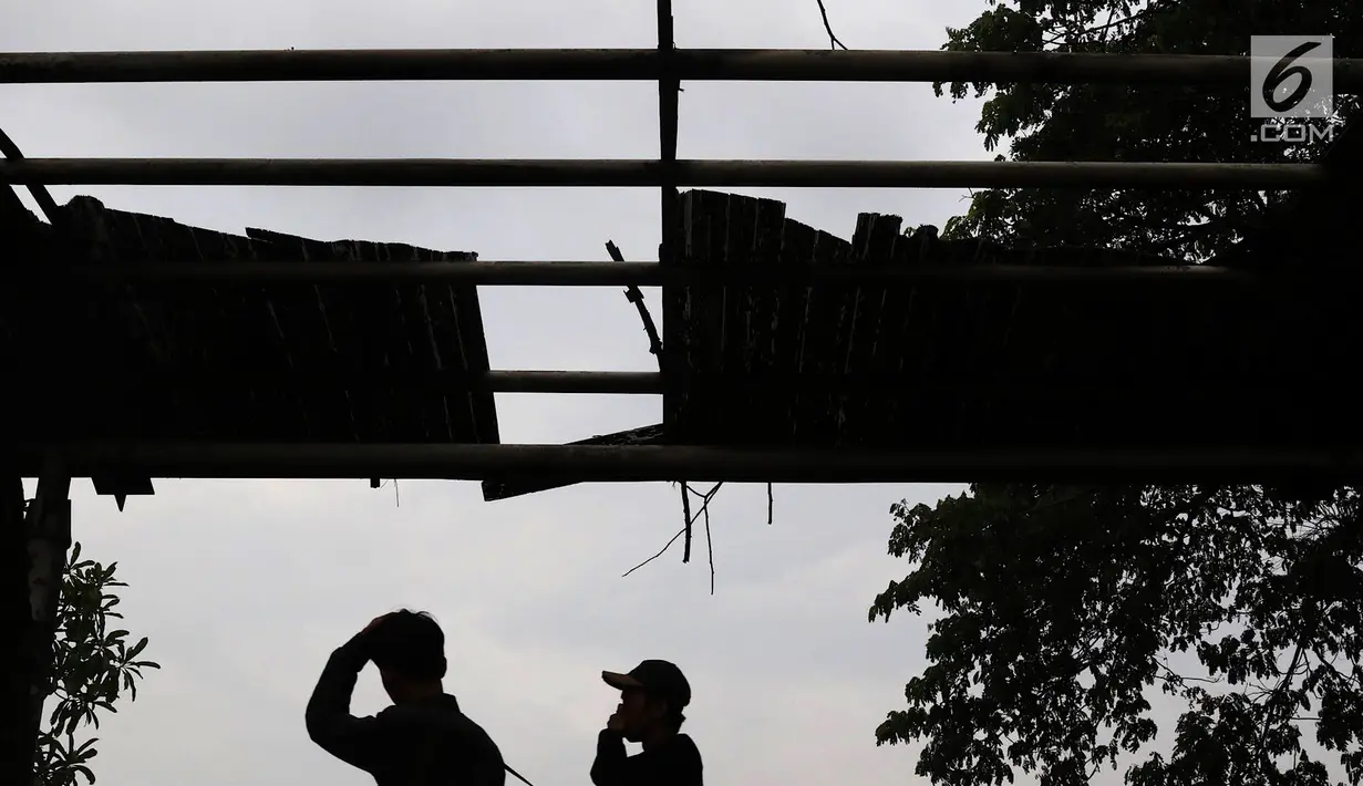 Tampak atap rusak khusus pejalan kaki di kawasan Kampung Rambutan, Jakarta, Selasa (19/2). Selain rusak kondisi tersebut juga tidak dilengkapi dengan lampu penerangan. (Liputan6.com/Immanuel Antonius)