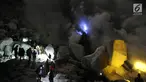 Wisatawan menyaksikan fenomena alam blue fire  di Kawah Ijen, Banyuwangi, Jawa Timur (2/7). Fenomena blue fire yang hanya ada dua di dunia yakni Indonesia dan islandia ini menjadi daya tarik wisatawan mancaneara. (Merdeka.com/Arie Basuki)
