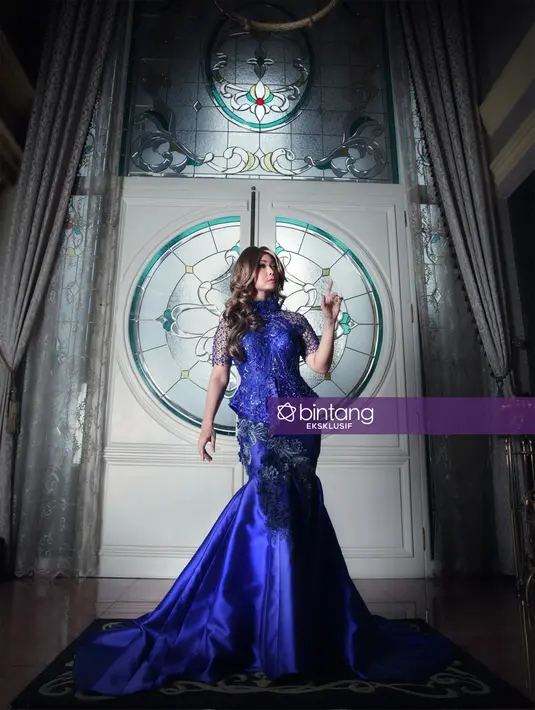 Inul Daratista saat sesi pemotretan dan wawancara eksklusif dengan Bintang.com belum lama ini. Fotografer: Bambang E. Ros, Stylist: Indah Wulansari, Wardrobe: Sikki Purnomo, MUA: @djayagiza, DI: Muhammad Iqbal Nurfajri