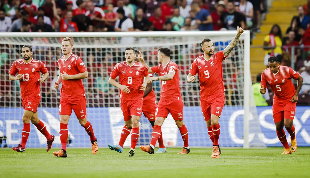 Pemain Swiss Haris Seferovic (kedua kanan) merayakan gol ke gawang Portugal bersama rekan satu timnya pada pertandingan sepak bola Grup A2 UEFA Nations League di Stadion Stade de Geneve, Jenewa, Swiss, 12 Juni 2022. Portugal kalah tipis 0-1 dari Swiss. (Michael Buholzer/Keystone via AP)
