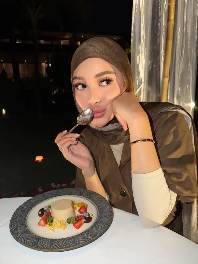 Romantisnya Aurel Hermansyah dan Atta Halilintar Rayakan Anniversary ke-5, Tampil Serasi dengan Earth Tone