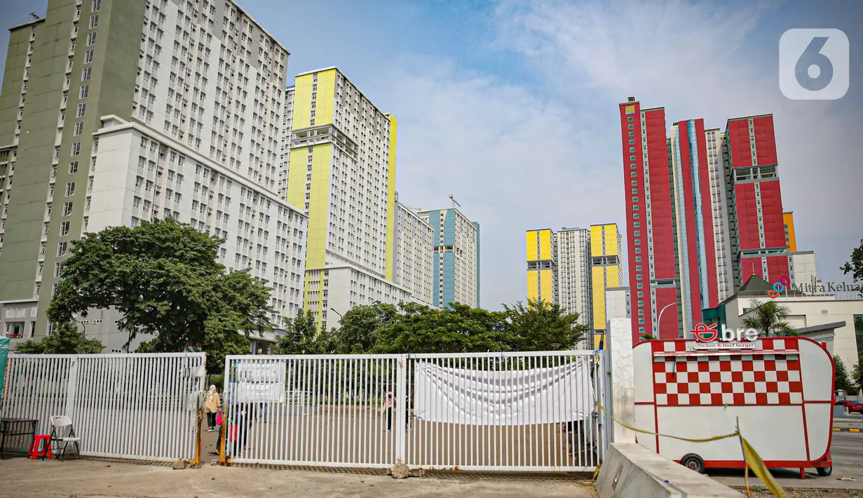 Suasana di RSDC Wisma Atlet Kemayoran, Jakarta, Jumat (17/15/2021). Rumah Sakit Darurat Covid-19 (RSDC) Wisma Atlet Kemayoran memberlakukan lockdown menyusul temuan adanya petugas kebersihan di tempat itu yang terpapar varian baru corona B.1.1.529 atau Omicron. (Liputan6.com/Faizal Fanani)