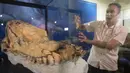 Ahli paleontologi Peru Aldo Benites dan Jeri Ramon, Direktur Peruvian University of San Marcos, menjelaskan rincian penemuan fosil paus sperma prasejarah "diawetkan utuh selama tujuh juta tahun" di National Natural History di Lima, Rabu (15/2/2023). Penemuan spesimen tersebut, yang hingga kini dikenal sebagai paus sperma Ocucaje macroraptor, ini juga menunjukkan bahwa paus sperma di masa lalu jauh lebih umum daripada sekarang. (Cris BOURONCLE / AFP)