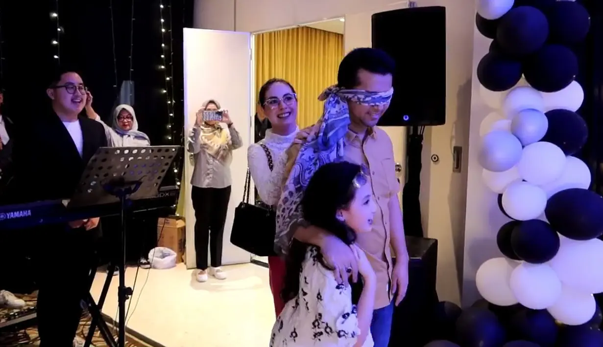 Tidak sampai disitu, jauh sebelum suaminya ulang tahun, artis yang fokus mendampingi suami itu menyiapkan telah menyiapkan perayaan bersama timnya. Momen Emil Dardak dengan mata tertutup dituntun putrinya. [Instagram/arumibachsin_94]