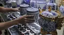 Pembeli melihat produk keramik yang dijual di kios kerajinan keramik kawasan Tanjung Priuk, Jakarta Utara, Kamis (23/9/2021). Pedagang mengaku pasokan keramik menurun hingga 70 persen seiring dangan pembatasan produksi pabrik akibat perpanjangan PPKM. (Liputan6.com/Herman Zakharia)