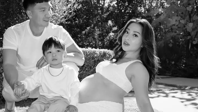 6 Potret Glowing Nikita Willy Lakoni Maternity Shoot di Luar Negeri, Elegan dengan Crop Top-Baju Transparan
