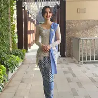 Sarah Menzel anggun berkebaya putih yang memiliki siluet modern, dipadu dengan rok batik dan selendang biru muda yang serasi. [Foto: Instagram/rikawirtjes]