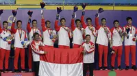 Pemain dan pelatih tim beregu putra Indonesia merayakan gelar juara cabang bulutangkis SEA Games 2019 di Multinlupa Sport Center, Rabu (4/12). Indonesia meraih emas setelah menang 3-1 atas Malaysia. (Bola.com/M Iqbal Ichsan)