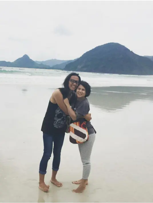 Aming melayangkan permohonan cerai/talak terhadap Evelyn di Pengadilan Agama Jakarta Selatan. Devi enggan menjelaskan lebih lanjut terkait permasalahan rumah tangga yang baru beberapa bulan itu. Lantaran itu masuk dalam materi. (Instagram/ev0124)