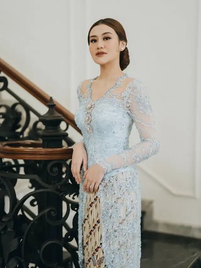 6 Inspirasi Hairdo Elegan untuk Kondangan ala Aaliyah Massaid, dari Updo with Bangs hingga Half Updo