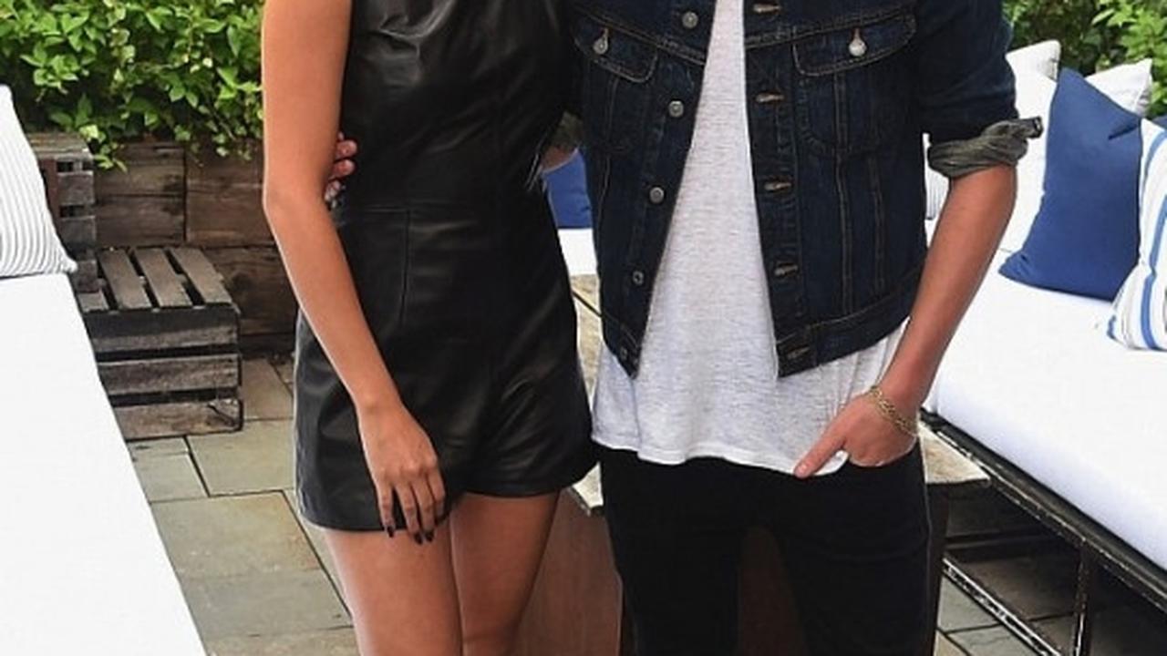 Tampil mesra, Gomez bersandar di bahu putra Beckham