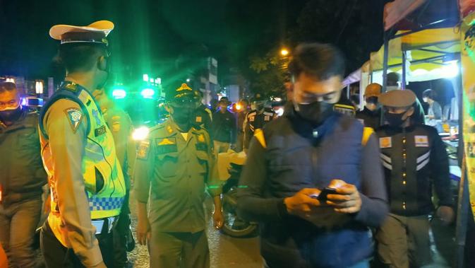 Detik-Detik Satgas Covid-19 Garut Bubarkan Pengunjung Angkringan dan Kafe - Vimarsana News