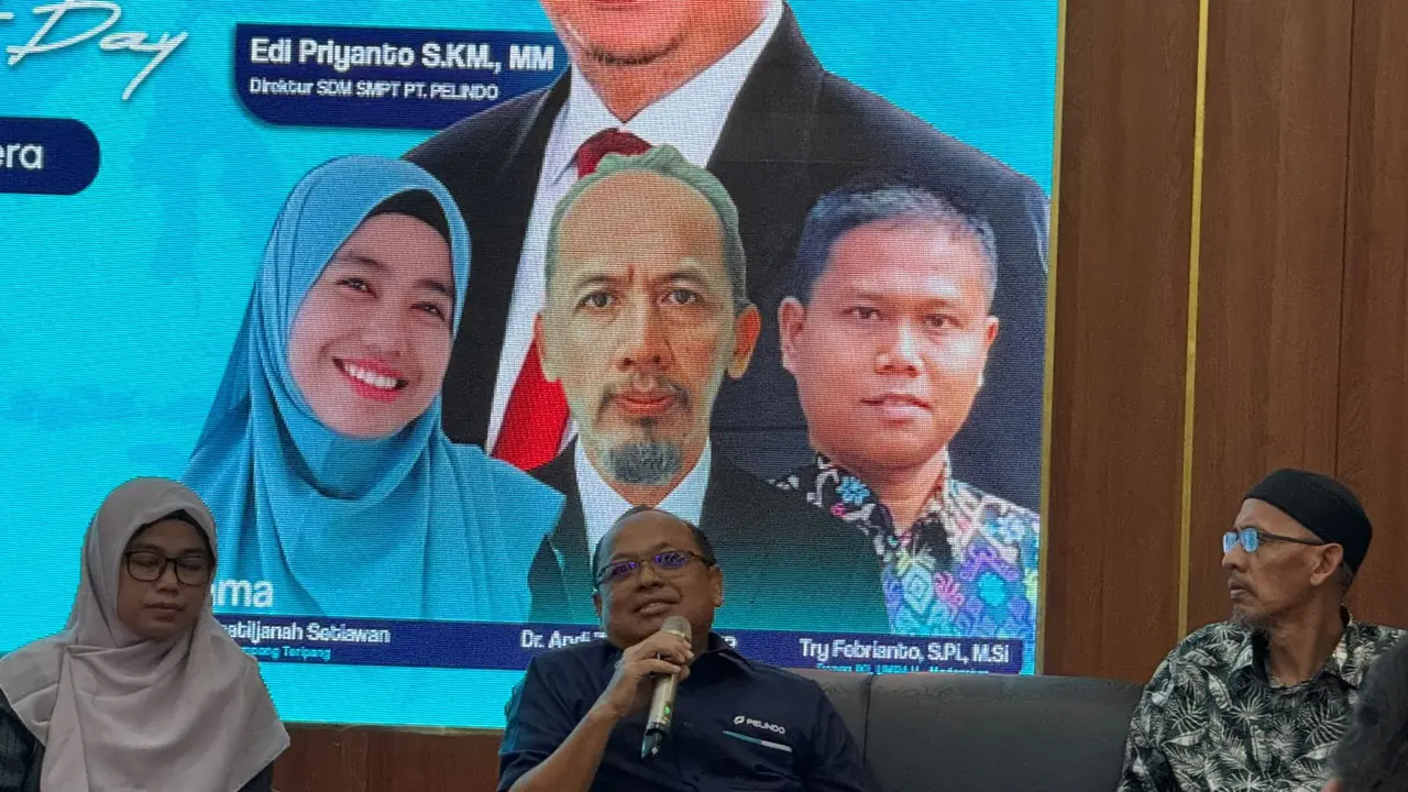 Direktur SDM PT Pelindo Multi Terminal, Edi Priyanto (tengah) di Universitas Maritim Raja Ali Haji (UMRAH), Tanjung Pinang, Kepulauan Riau, dalam acara acara Pelindo Mengajar (Istimewa)