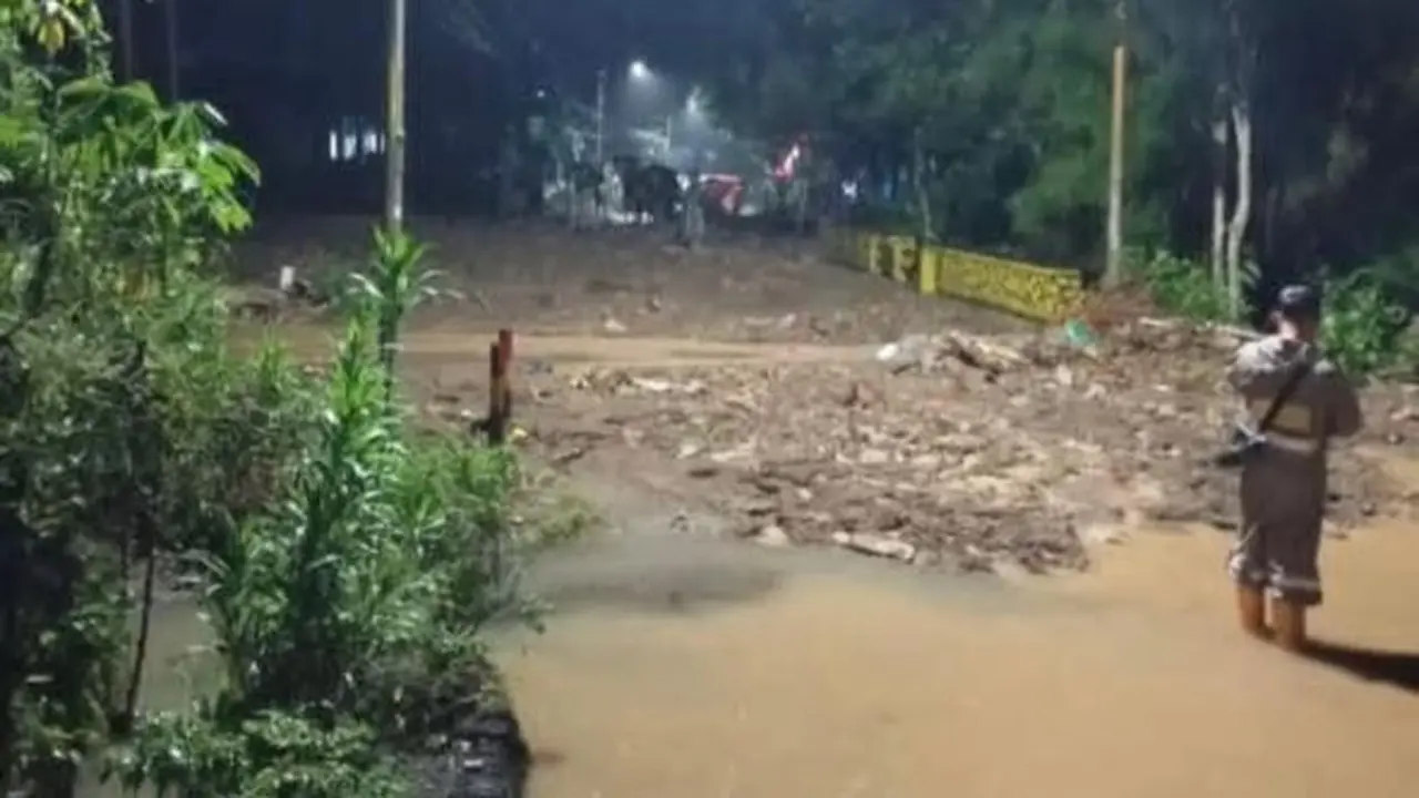 Hujan di Trenggalek memicu  terjadinya banjir dan longsor yang menutup total Jalan Raya Bandung–Prigi di Desa Watulimo.