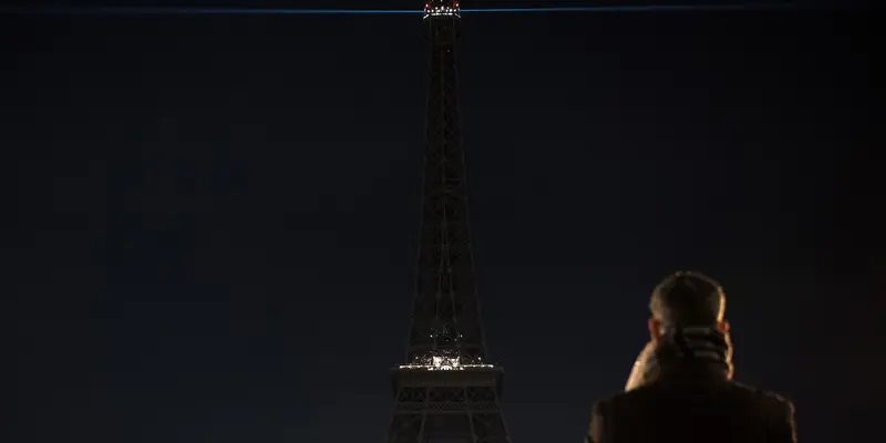 20161214-Paris Padamkan Menara Eiffel Sebagai Solidaritas untuk Aleppo-Prancis