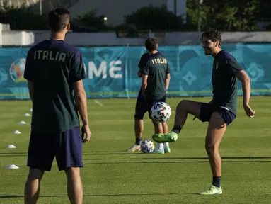 Gelandang timnas Italia, Manuel Locatelli mengontrol bola selama sesi latihan di pusat latihan Acqua Acetosa Roma, Selasa (15/6/2021). Timnas Italia akan meladeni Swiss di Stadio Olimpico, Roma di laga kedua Grup A Euro 2020 pada Kamis, 17 Juni 2021 dini hari WIB. (AP Photo/Alessandra Tarantino)