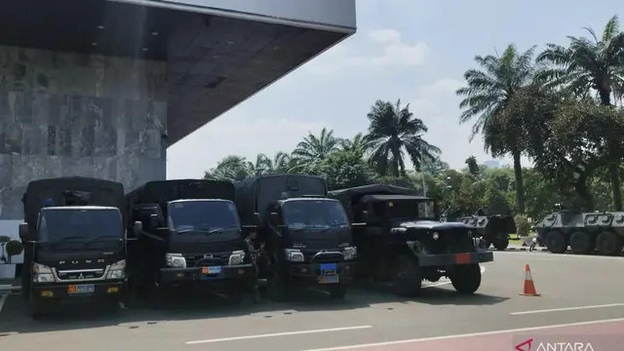 Potret Kendaraan Tempur Militer Siaga di Gedung DPR Usai Demonstrasi Besar