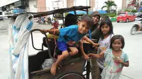 Pemulung di Makassar dengan becak keliling Makassar bersama anak-anaknya (Liputan6.com/Ahmad Yusran)