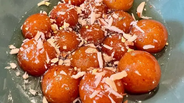 Goolab jamoon sangat populer selama Diwali, salah satu kuliner Trinidad dan Tobago yang terpengaruh India