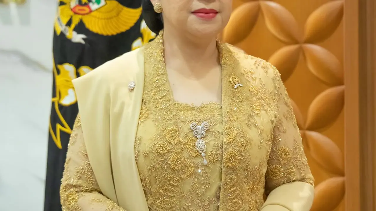 Ketua DPR RI Puan Maharani tiba di Gedung MPR/DPR RI di Senayan, Jakarta, Jumat (16/8/2024). Puan tiba dengan mengenakan baju kebaya dengan nuansa emas.