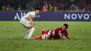 Bek Timnas Indonesia U-23, Alfharezzi Buffon jatuh bangun mempertahankan bola dari gelandang Timnas Thailand U-23, Seksan Ratree dalam laga semifinal Piala AFF U-23 2025 di Stadion Utama Gelora Bung Karno, Jakarta, Jumat (25/7/2025). (Bola.com/Abdul Aziz).