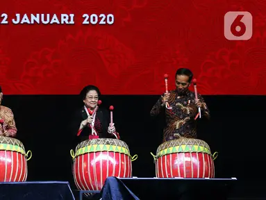 Presiden Joko Widodo (kanan) bersama Wakil Presiden Ma'ruf Amin (kiri) dan Ketua Umum PDI Perjuangan Megawati Soekarnoputri (tengah) saat membuka Rakernas I dan HUT ke-47 PDIP di JIEXPO Kemayoran, Jakarta, Jumat (10/1/2020). (Liputan6.com/Johan Tallo)