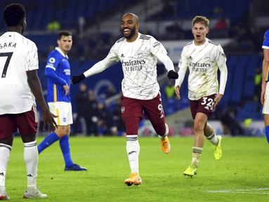 Striker Arsenal, Alexandre Lacazette, melakukan selebrasi usai mencetak gol ke gawang Brighton & Hove Albion pada laga Liga Inggris di Stadion Amex, Selasa (30/12/2020). Arsenal menang dengan skor 1-0. (Mike Hewitt/Pool via AP)