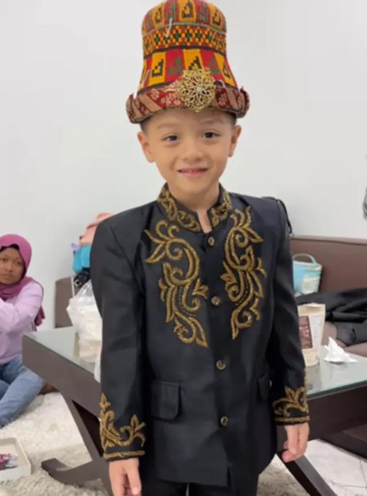 Photoshoot Irish Bella Bersama Keluarga, Inspirasi Menarik Outfit Formal dan Bertema Adat