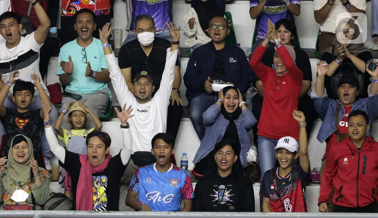 Suporter bersorak saat menyaksikan laga timnas voli putra Indonesia melawan Thailand pada seri 1 turnamen SEA V League 2023 di Padepokan Voli Jenderal Polisi Kunarto, Sentul, Bogor, Jawa Barat, Minggu (23/7/2023). (Liputan6.com/Helmi Fithriansyah)