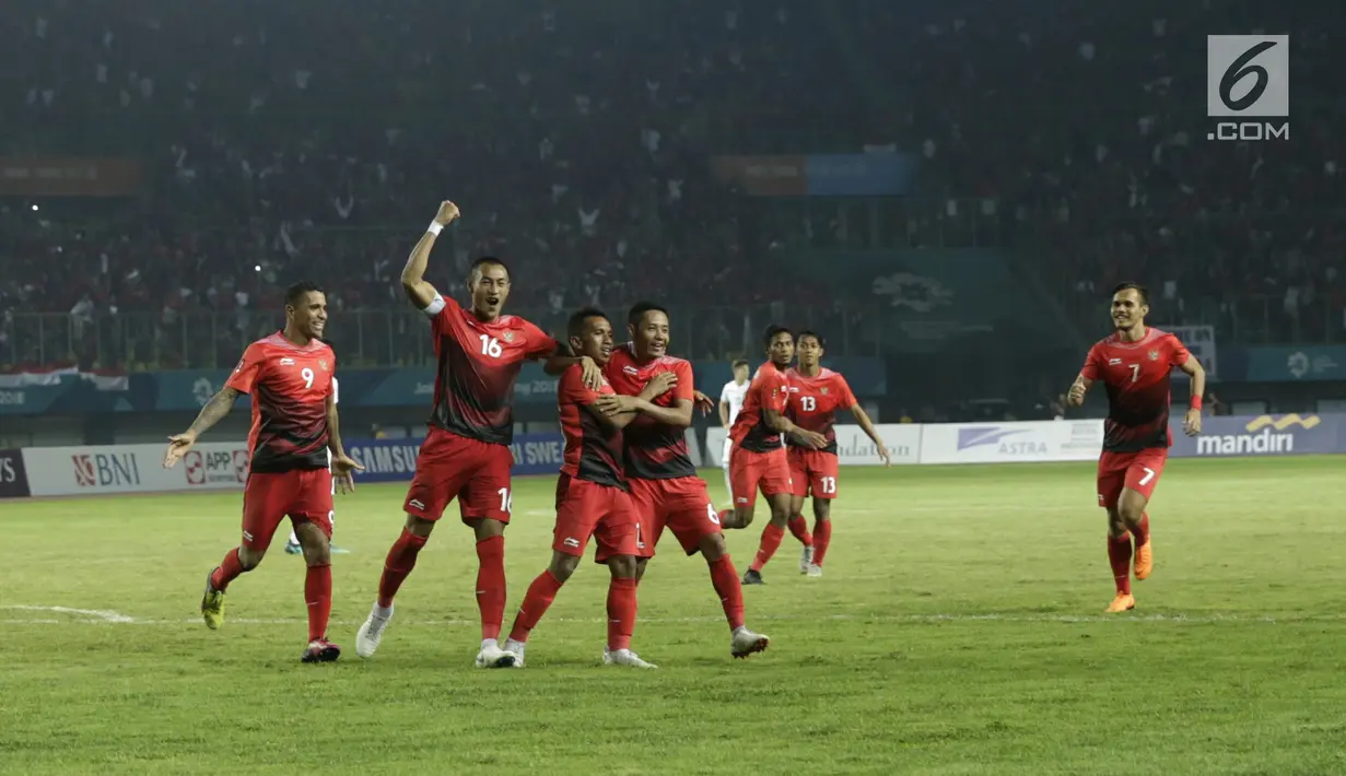 Para pemain Indonesia berselebrasi usai Irfan Jaya mencetak gol ke gawang Hong Kong pada pertandingan terakhir Grup A sepak bola Asian Games 2018 di Stadion Patriot Candrabhaga, Senin (20/8). Indonesia menang 3-1. (Kapanlagi.com/Agus Apriyanto)