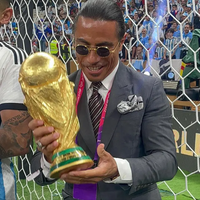 Sederet Tingkah Salt Bae di Piala Dunia 2022 Bikin Geram Warganet, Salah Satunya Tarik Lengan Lionel Messi