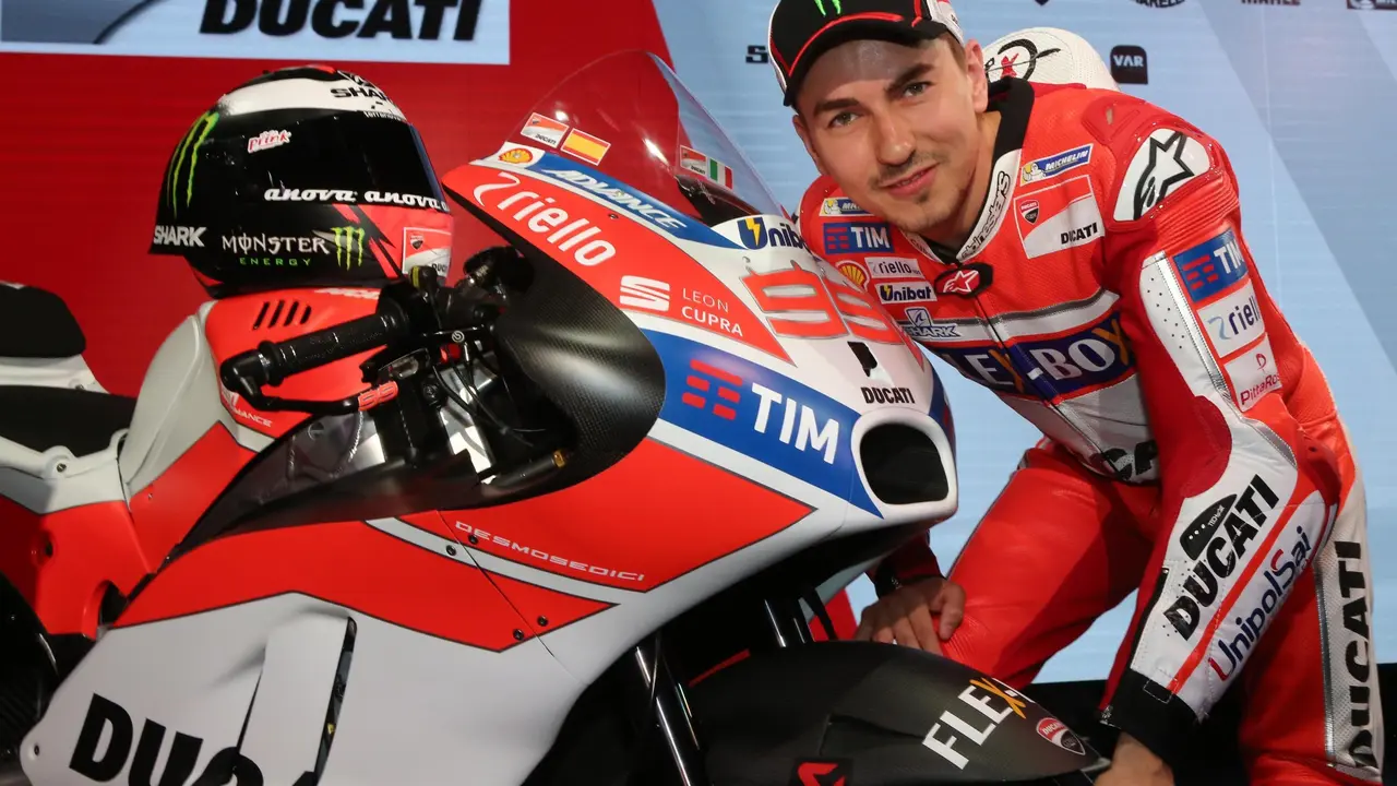 Jorge Lorenzo memperkuat Ducati pada MotoGP 2017 setelah sembilan tahun membela Yamaha.
