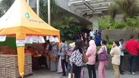 PD Pasar Jaya menggelar pasar murah. (Liputan6.com/Delvira Hutabarat)