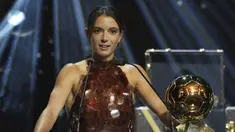 Pesepak bola wanita Spanyol, Aitana Bonmati berhasil menorehkan rekor gemilang setelah dirinya terpilih sebagai pemenang Ballon d'Or Wanita 2025 pada Selasa (23/09/2025) dini hari WIB. (AP Photo/Thibault Camus)