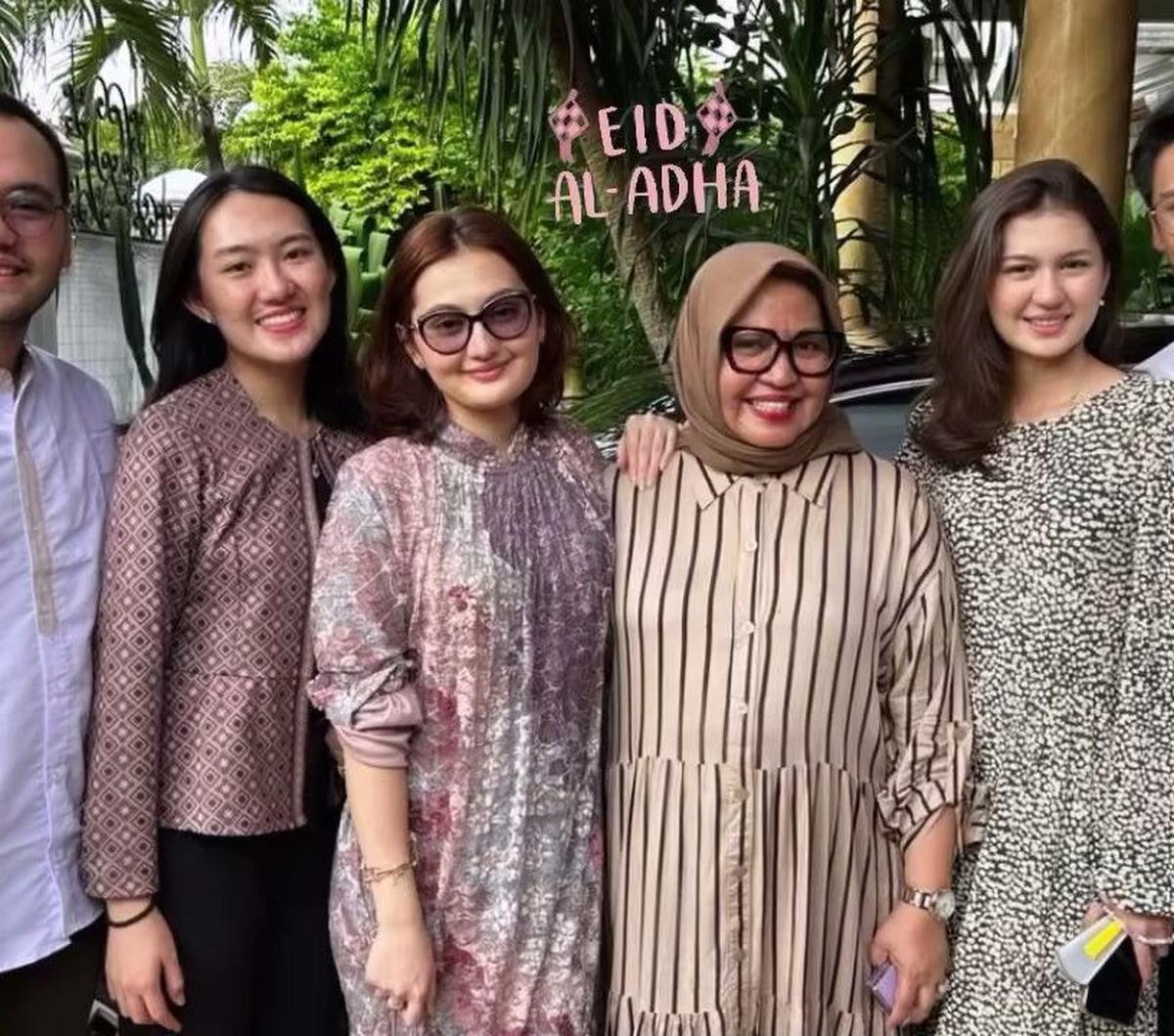 Dalam potret tersebut, terlihat sang aktor yang dikenal melalui sinetron "Masa Lalu Bersemi" itu mengenakan baju koko putih, membaur dengan kerabat kekasihnya yang Muslim.