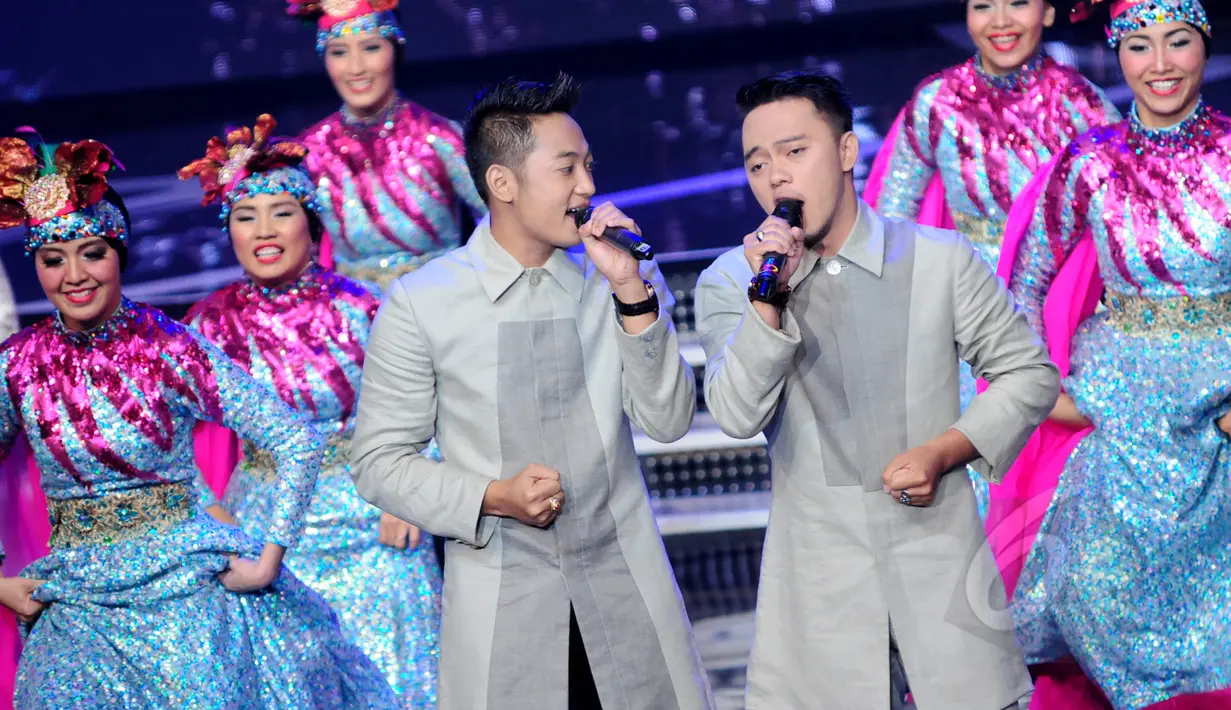 Finalis ajang dangdut D'Academy2,  Irwan (kiri) dan Danang saat memeriahkan malam puncak Puteri Muslimah 2015 di Studio 6 Emtek City, Jakarta, Rabu (13/5) malam. (Liputan6.com/Faisal R Syam)