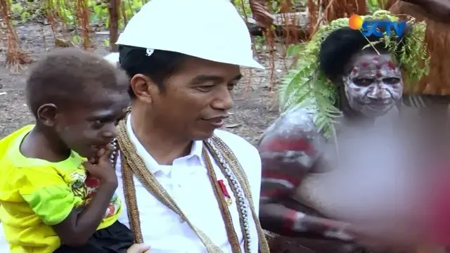 Presiden Joko Widodo masih dalam kunjungannya ke Kabupaten Asmat, Papua. Selain meninjau proyek infrastruktur, Jokowi sempat bertemu kembarannya, yang juga bernama Jokowi.