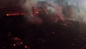 Kandang ayam di Kampung Cipeuncit Sukamantri, RT 02/RW 04, Desa Cikembar, Kecamatan Cikembar, Kabupaten Sukabumi, hangus terbakar pada Rabu (5/11/2025). (Liputan6.com/ Fira Syahrin)