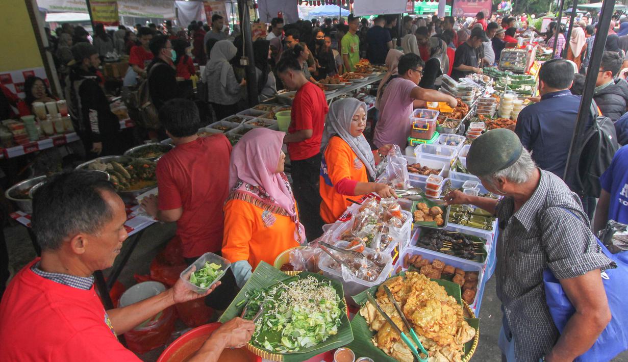 Menjelang waktu berbuka puasa, kawasan yang dikenal sebagai Benhil itu ramai dikunjungi masyarakat dari berbagai penjuru ibu kota. Tampak dalam foto, aktivitas jual beli di Pasar Takjil Ramadan, Bendungan Hilir (Benhil), Jakarta, Senin (23/2/2026). (merdeka.com/Arie Basuki)
